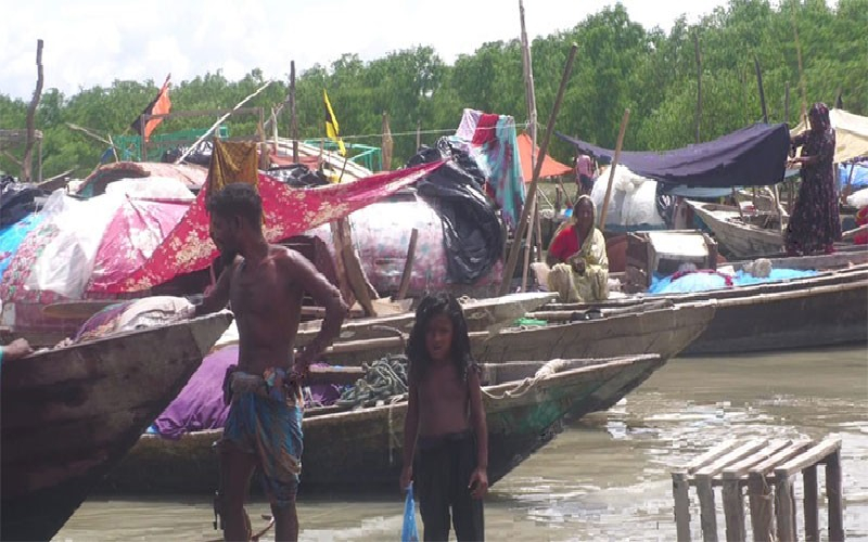 ইলিশের উৎপাদন বৃদ্ধির লক্ষ্যে দেশে ৬টি অভায়াশ্রমে মাছ শিকারে নিষেধাজ্ঞা জারি করা হয়েছে। এই নিষেধাজ্ঞায় খাদ্য সহায়তা না দেয়ায় চরম হতাশার মধ্যে দিন কাটাচ্ছেন পটুয়াখালীর জেলে পরিবারগুলো।