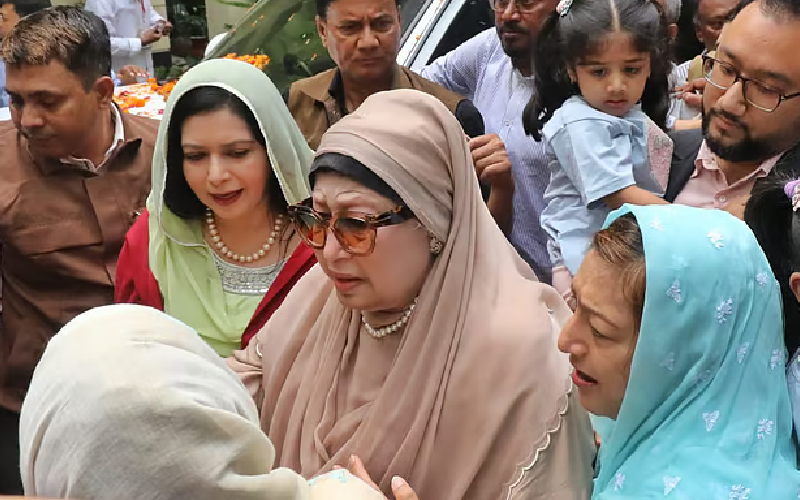দীর্ঘ চার মাস পর দেশে ফিরে গুলশানের বাসভবন 'ফিরোজা'য় পৌঁছেছেন বিএনপি চেয়ারপারসন বেগম খালেদা জিয়া