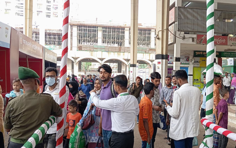 ঈদে বাড়ি ফিরতে স্টেশনে ঘরমুখো মানুষ