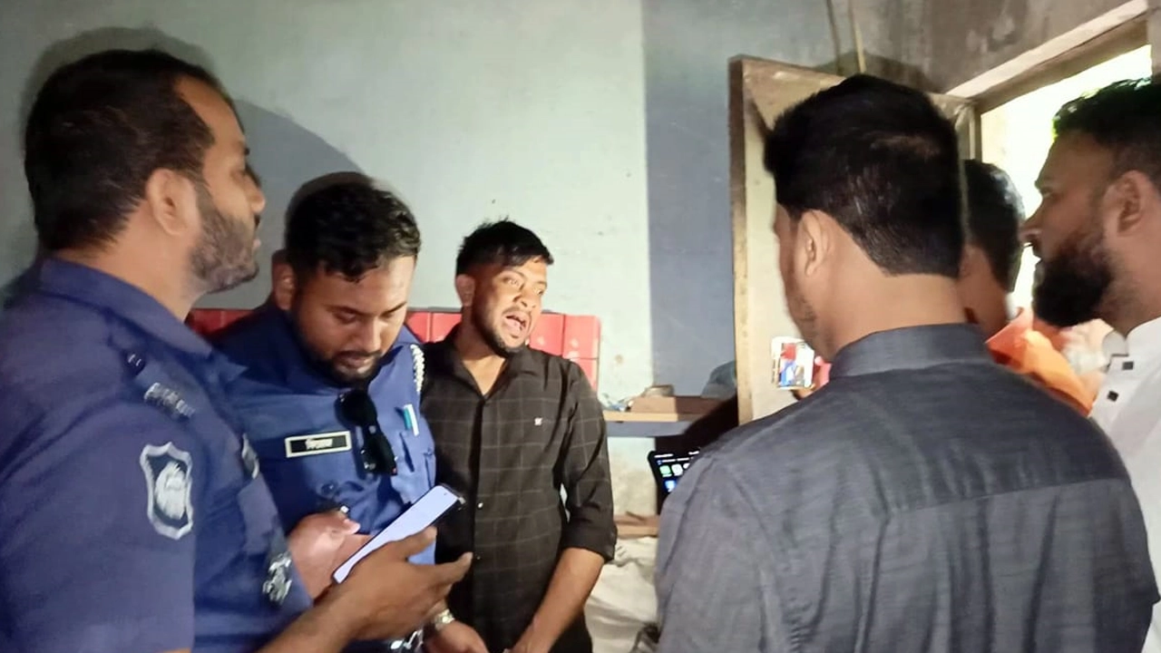 বন্ধুকে অপহরণ করে তার স্ত্রীকে কুপ্রস্তাব দেওয়ার অভিযোগে আসামিকে গ্রেপ্তার করেছে পুলিশ।