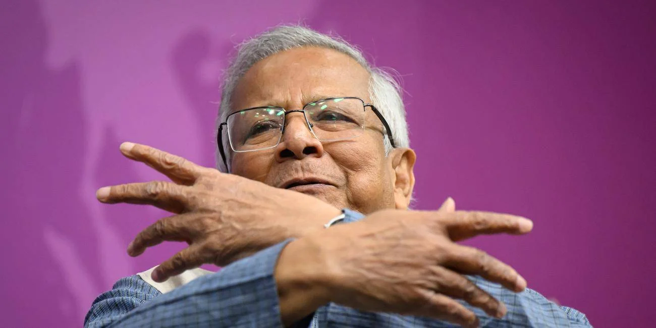 বাংলাদেশের অন্তর্বর্তী সরকারের নেতা প্রফেসর মুহাম্মদ ইউনূস ১১ জুন ২০২৫ সালে চ্যাথাম হাউসে বক্তৃতা দিচ্ছেন।