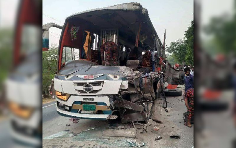 দুর্ঘটনাকবলিত বাস