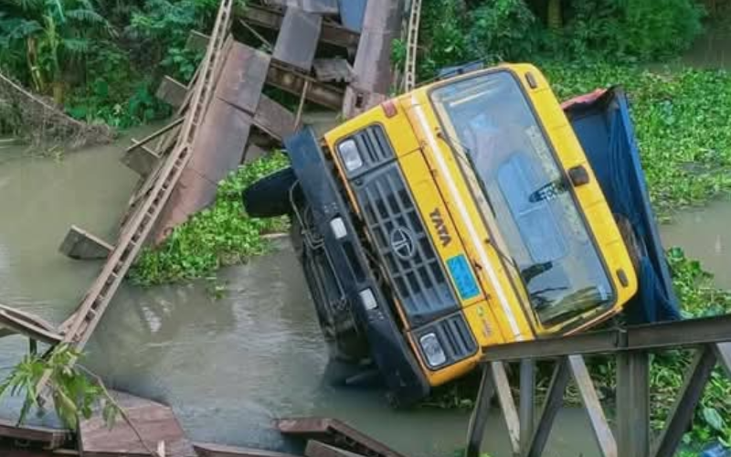 কয়লাবাহী ট্রাক খালে