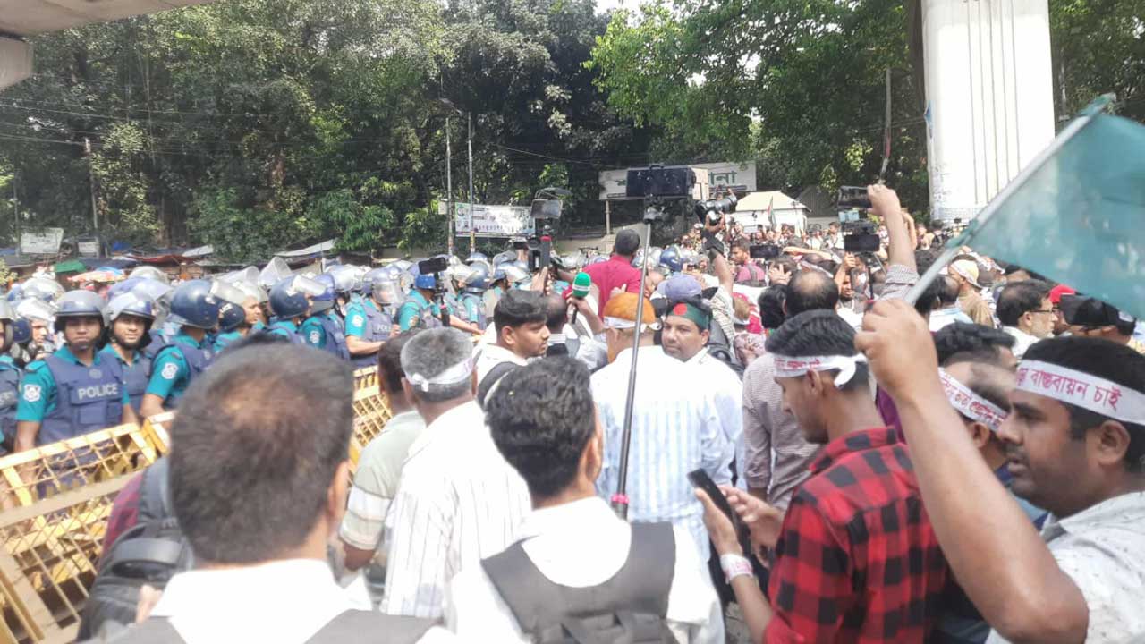 শিক্ষকদের আটকে দিলো পুলিশ