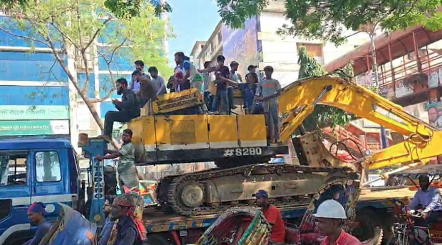 বুলডোজার নেওয়া হচ্ছে ধানমন্ডি ৩২-এ