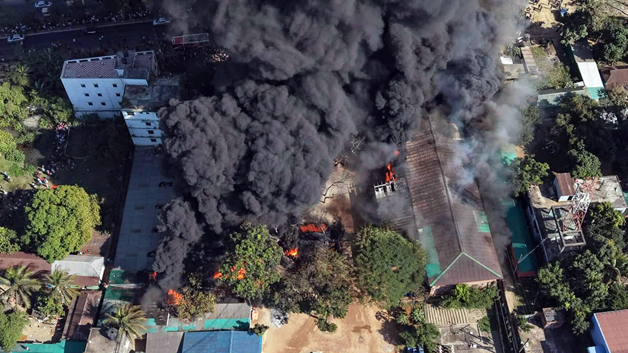 গাজীপুরে কয়েল কারখানায় ভয়াবহ আগুন