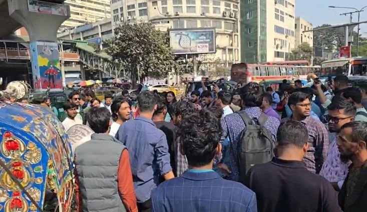 স্বরাষ্ট্র উপদেষ্টার পদত্যাগ দাবিতে উত্তাল শাহবাগ